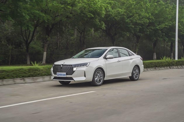 10万元买加长版"轩逸" 抢先试驾启辰d60 plus