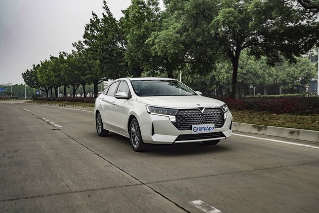 10万元买加长版"轩逸" 抢先试驾启辰d60 plus