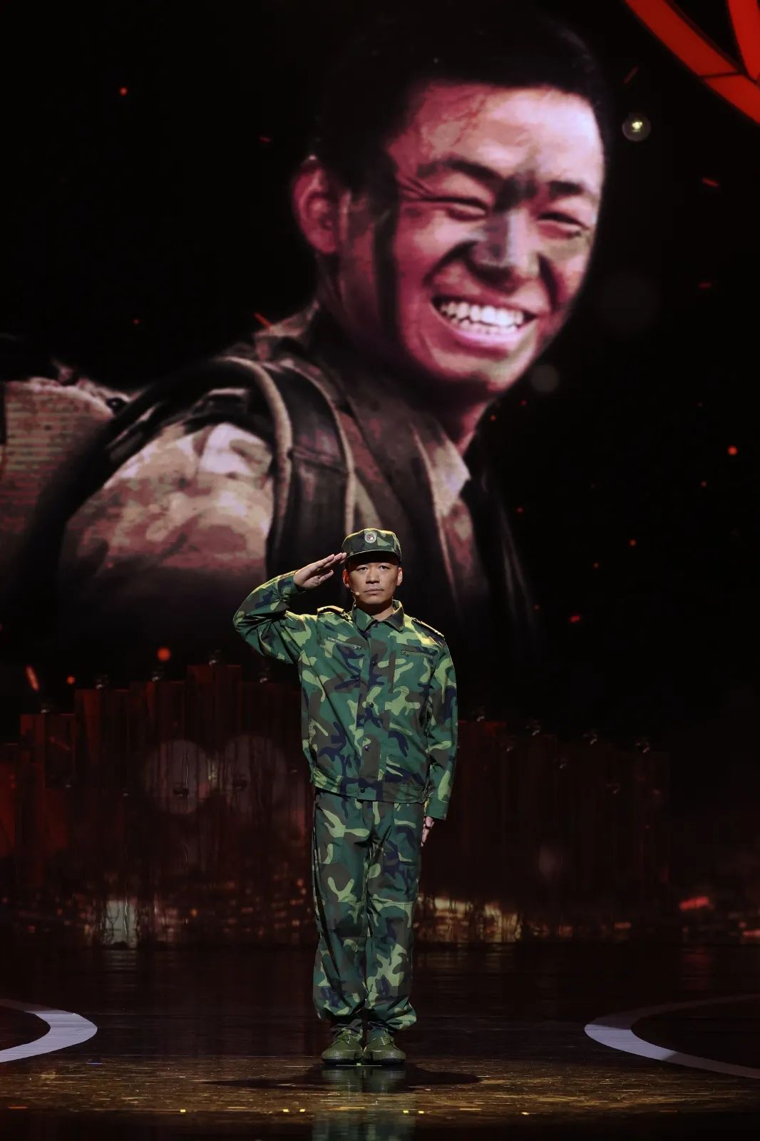 东方卫视2021电视剧品质盛典星光闪耀士兵突击剧组重聚获表彰