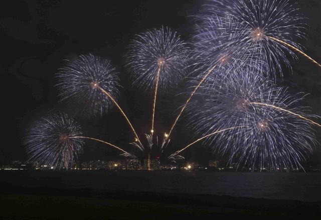 日本"琵琶湖烟花大会"惊喜举行 千发花火点亮夜空