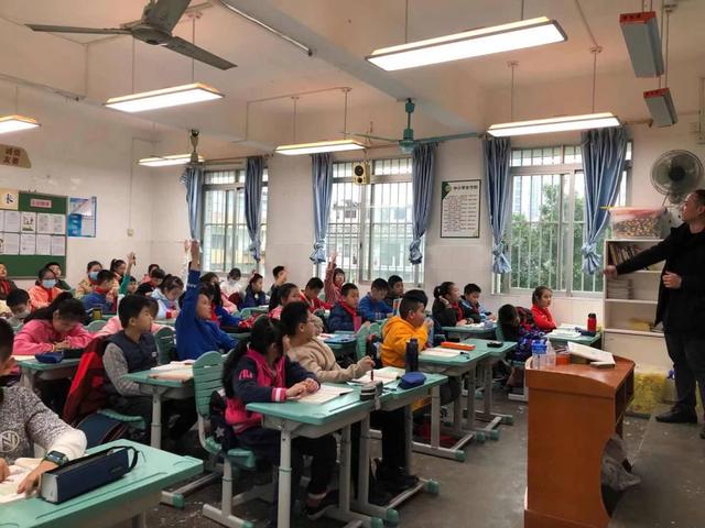 南宁两名小学生放学捡到1万元巨款！之后的举动堪称“教科书式典范”休闲区蓝鸢梦想 - Www.slyday.coM