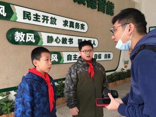 南宁两名小学生放学捡到1万元巨款！之后的举动堪称“教科书式典范”休闲区蓝鸢梦想 - Www.slyday.coM