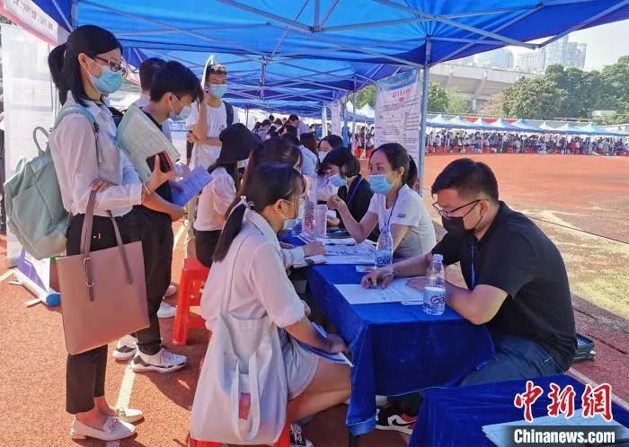 代表建议应届生身份保留延长至5年 这事你咋看？