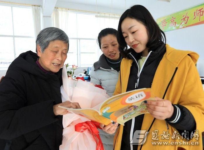 3月4日,巴东县沿渡河镇民族中心小学退休女教师夏道银为40多名女教师"