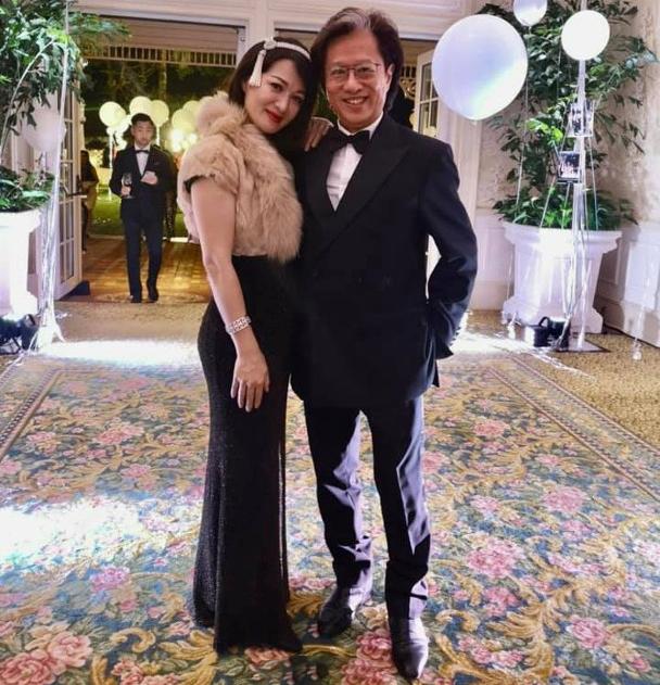 陈少霞刻意打扮成贵妇还烫波浪卷但看脸就知道难逃中年发福