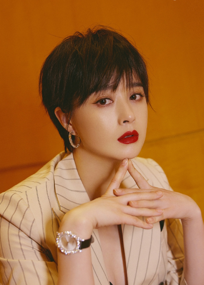 蒋欣拍率性西装大片 内搭深v黑裙气场全开