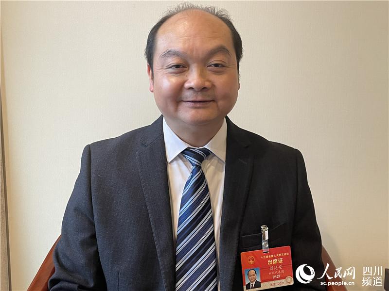 全国人大代表 ,资阳市副市长刘廷安.人民网记者李平摄