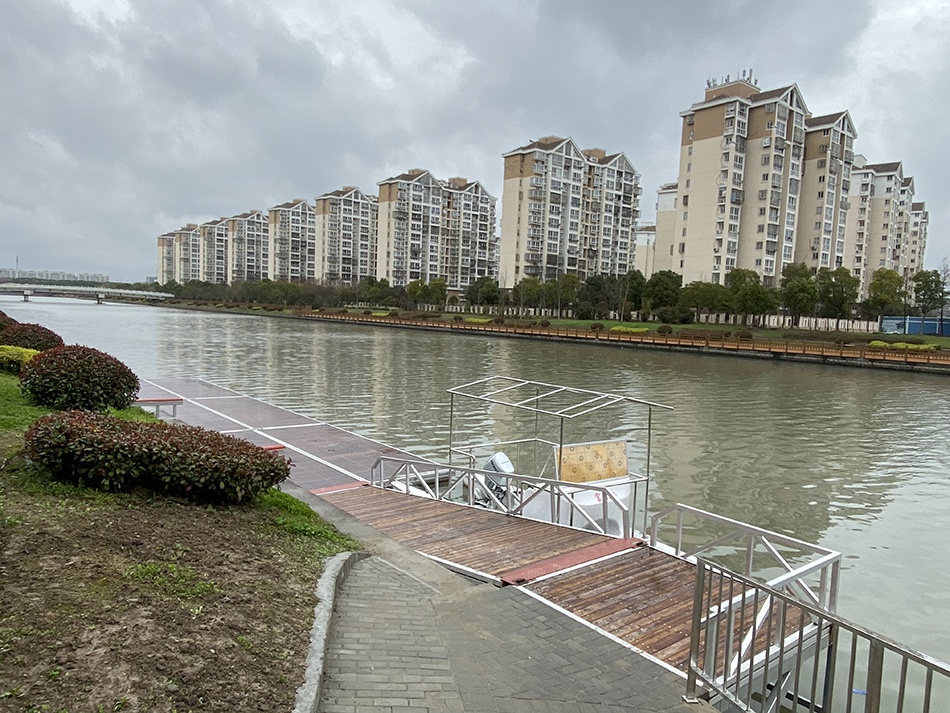 在上闵外校园内，位于北横泾河岸边的赛艇码头已经建成，水上课程将在此进行。