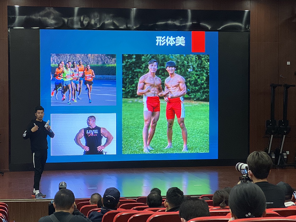 首席培训师吴海波向孩子们讲述赛艇运动的形体美