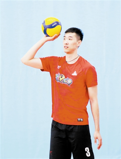 天津男排组最强阵容出战联赛乘大巴车直奔秦皇岛