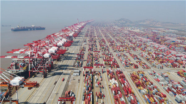 这是2020年3月18日拍摄的上海洋山港集装箱码头（无人机照片）。（新华社发，丁汀摄）