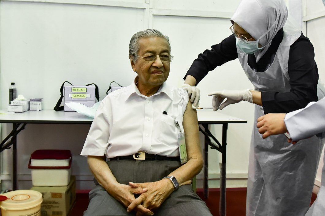 马来西亚95岁前总理​接种新冠疫苗，成为该国最年长接种者