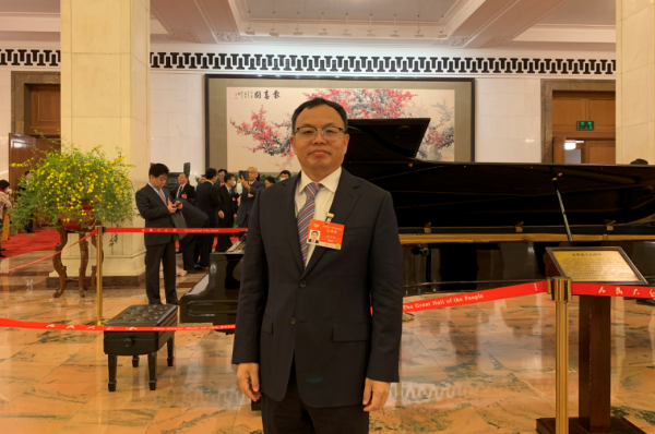 刘丽芬代表,王巍代表,魏青松委员:让孩子有人管有人陪有人爱