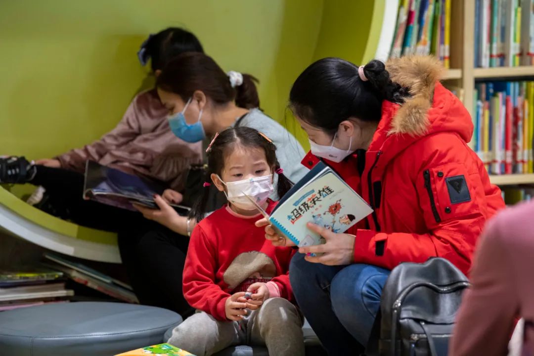 家长和小朋友在太原市图书馆内看书。新华社记者 杨晨光 摄
