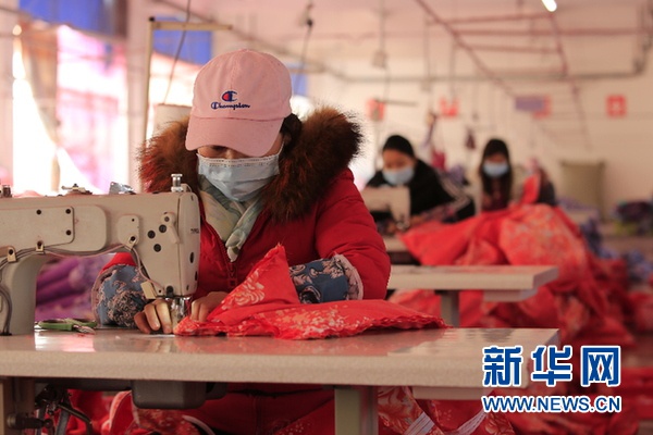 工人们在赶制产品。（新华网发，郑春华摄）