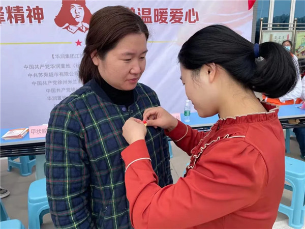 徐州市矿山医院党委为过政治生日的党员佩戴党徽,发放生日礼物和寄语