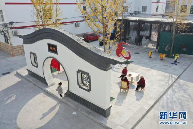 居民在河南省焦作市温县一处改造后的小区内休闲（2020年11月15日摄，无人机照片）。新华社发（徐宏星 摄）