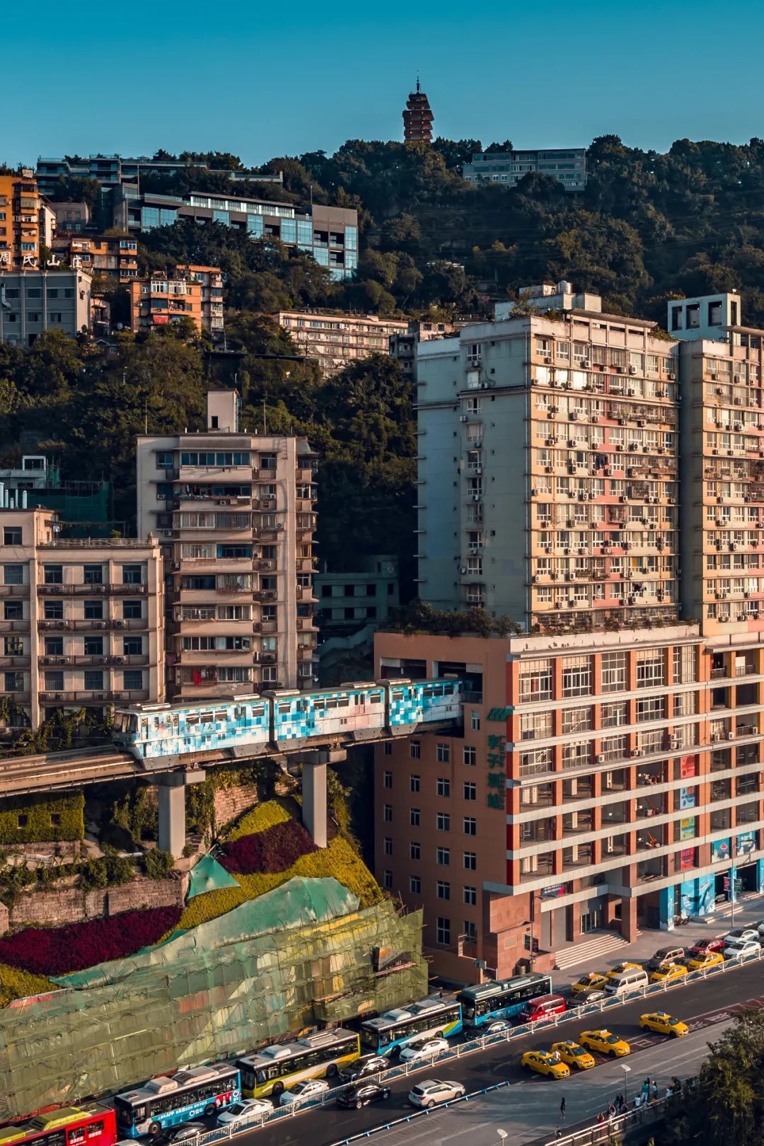 位于李子坝的"轻轨穿楼"景观.图/视觉中国