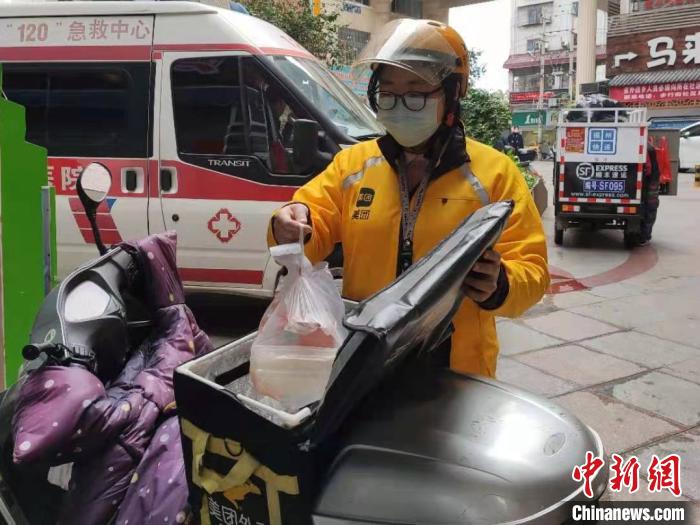 美团外卖配送员陈凡凡正在送餐. 受访者供图
