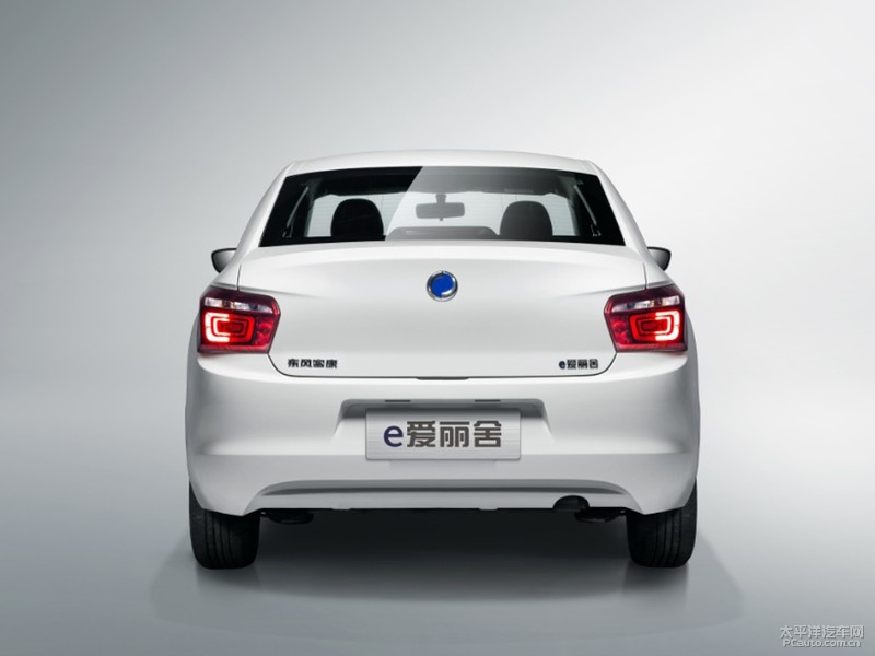 变化,如后备厢盖上的logo进行了更换,右下角的文字标识变为"e爱丽舍"