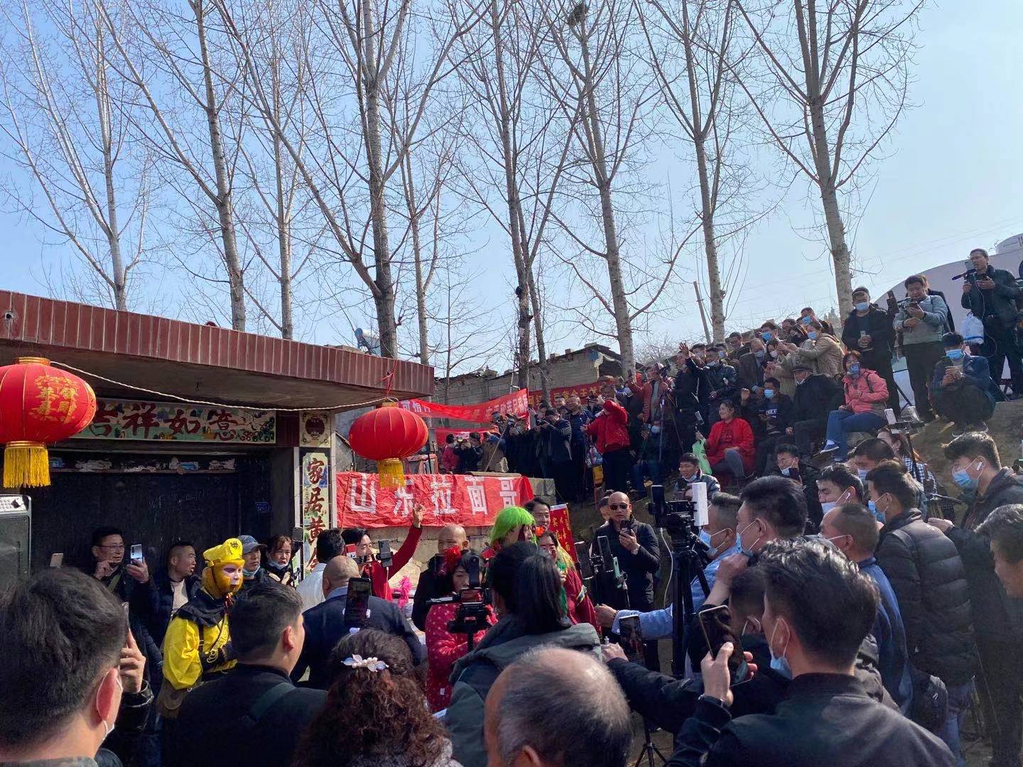 3月3日，上午8点刚过，围观的人从程运付家院门口一圈一圈往外延伸，人数近百。新京报记者 肖薇薇 摄