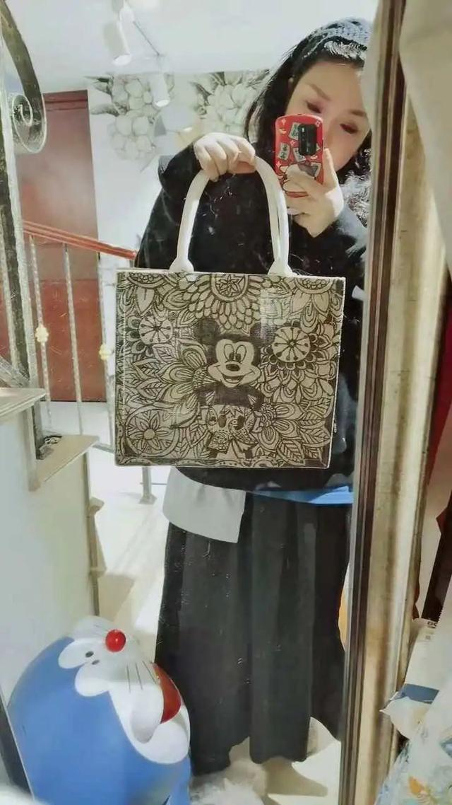 “全球唯一！”杭州男娃给妈妈送包包，上万网友炸锅：爱马仕丝巾都配不上啊休闲区蓝鸢梦想 - Www.slyday.coM