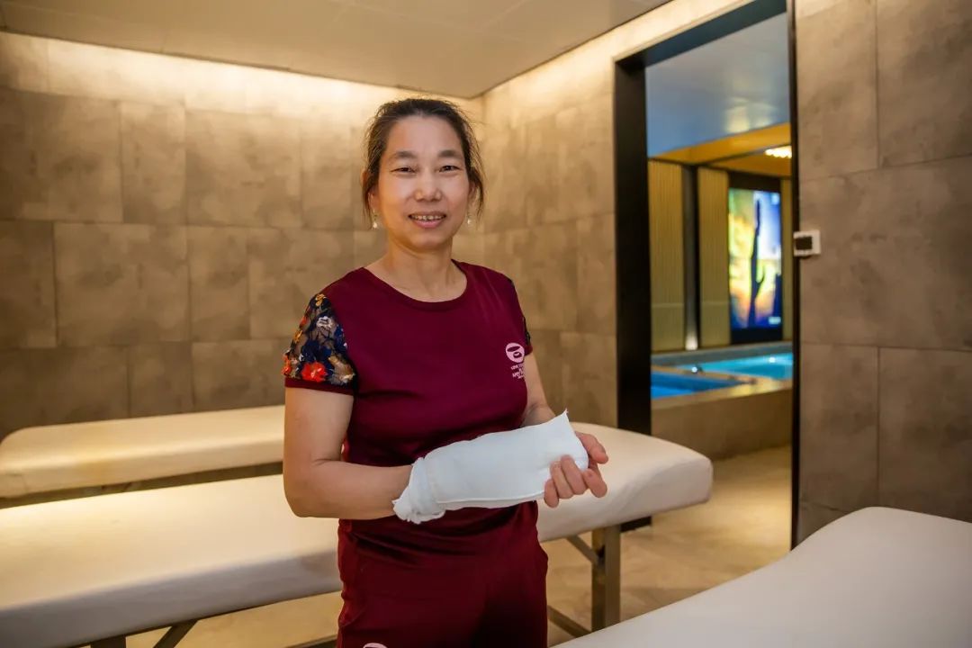 "手起巾落"20年的搓澡女工:我挣得比男搓澡师傅更多