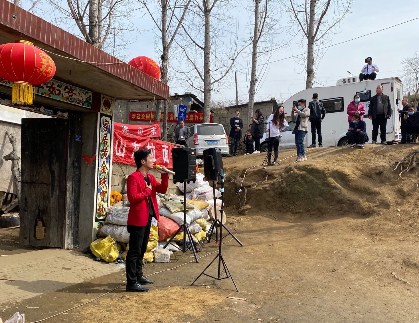 主播小韩在程运付家门口唱歌，他说，很珍惜有这样一个“舞台”。新京报记者 肖薇薇 摄&nbsp;