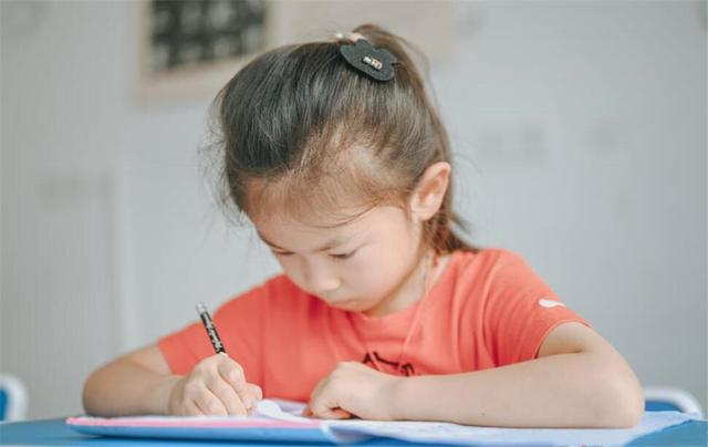 中小学生流行写“奶酪体”，老师却不喜欢：考试卷面容易被扣分休闲区蓝鸢梦想 - Www.slyday.coM