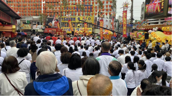 近3000人身穿白衣祈求上天降甘霖。图自台媒
