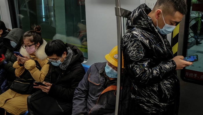 北京，地铁中的外来进城务工者。图片来源：人民视觉