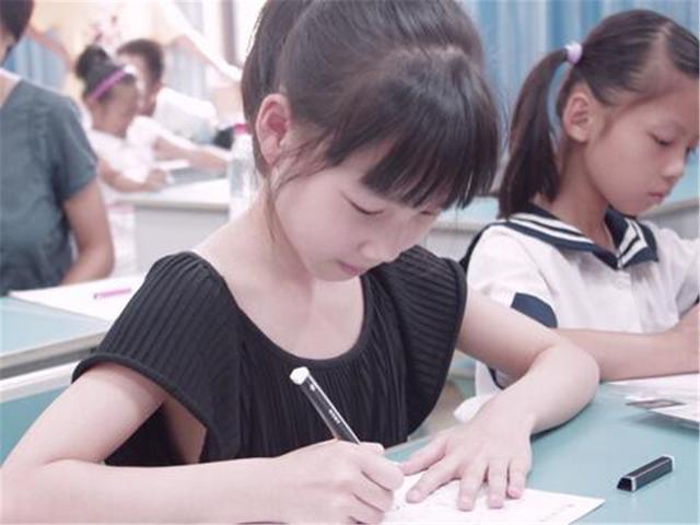 中小学生流行写“奶酪体”，老师却不喜欢：考试卷面容易被扣分休闲区蓝鸢梦想 - Www.slyday.coM