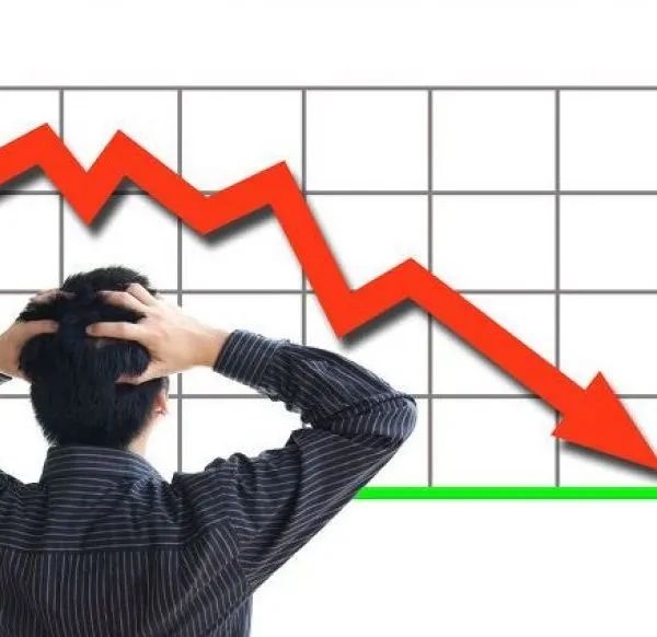 “A股黑色星期一：两市蒸发逾2.1万亿 创业板指已跌入熊市