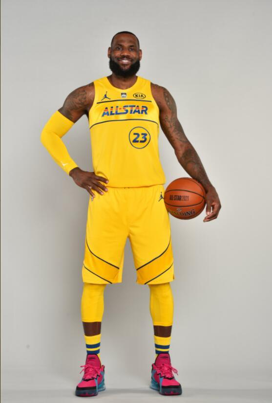 全明星定妆照来了!詹库带领群星上身黄蓝战袍|nba全明星赛_新浪新闻