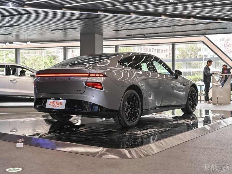 小鹏p7鹏翼版到店 售36.69万起/自带剪刀门