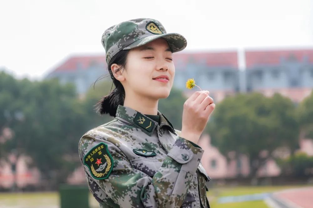 集体亮相,感受女军人的排面