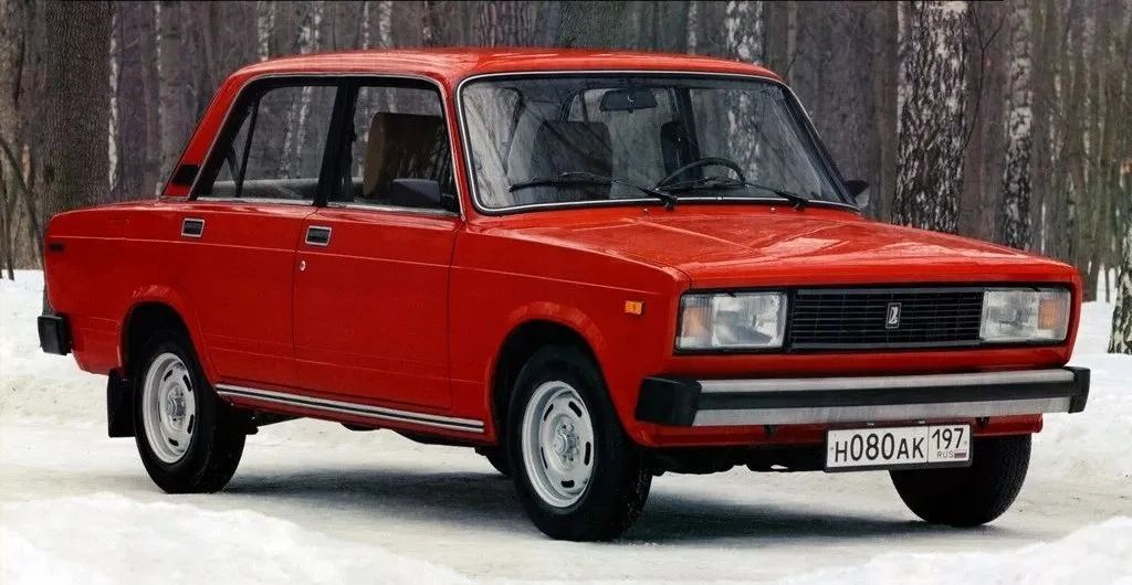 的话父母的单位里会有几辆轿车那是单位公车年代久一点的是拉达2105