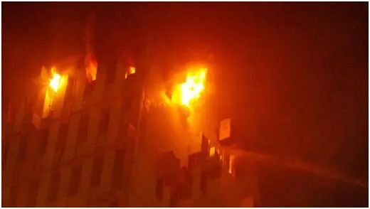 加尔各答一大楼发生火灾 图自印度报业托拉斯（PTI）