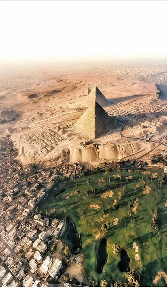 现代城市和古代神迹的碰撞金字塔真是又神秘又可怕