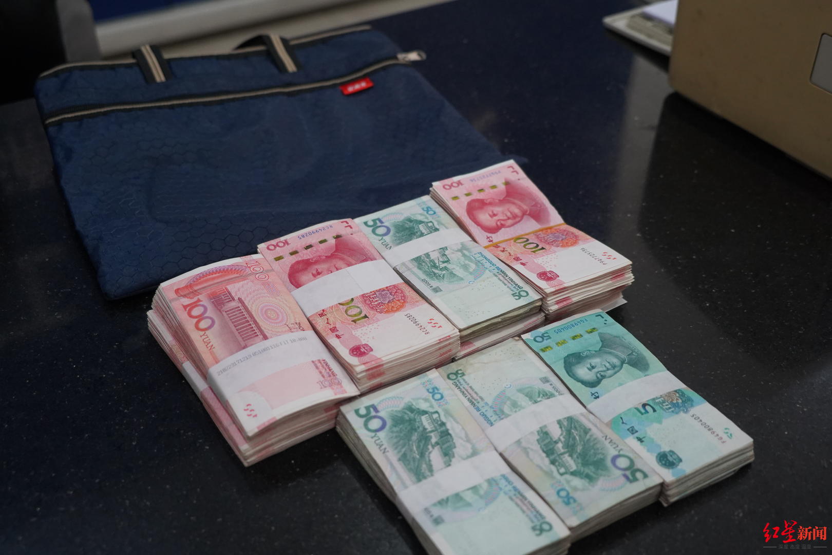 共享电动车上捡到9万元现金 好心人直接送到了派出所