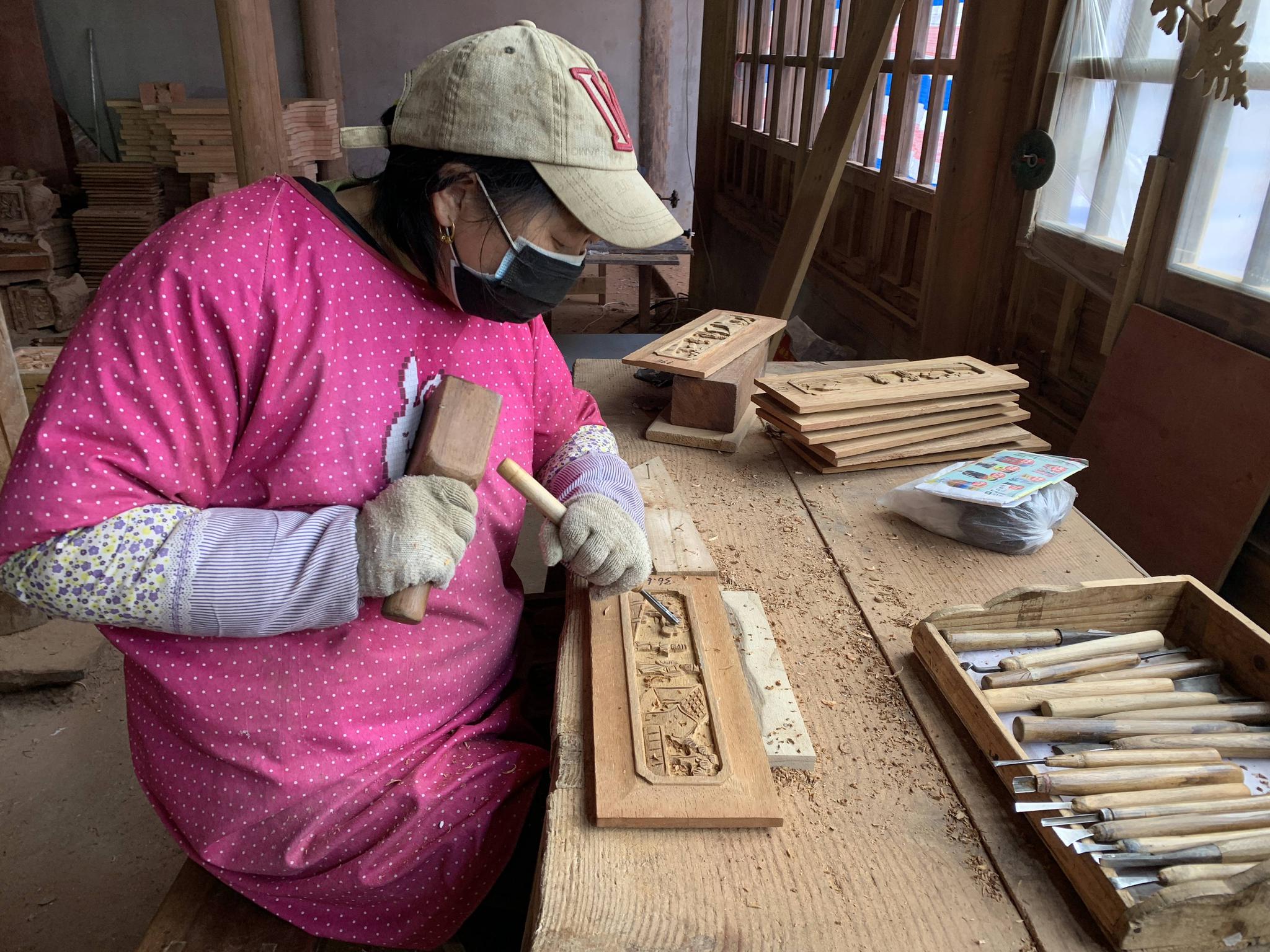 坚守木雕28年 桐乡女木雕师用刻刀雕刻美丽人生|包惠芳|口罩|丈夫|手艺|女性_新浪新闻