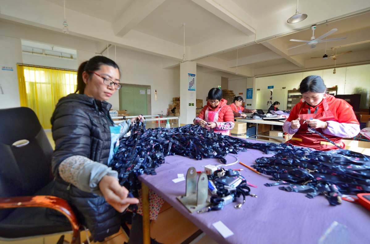 3月8日,在福建省泉州市泉港区后龙镇后墘村一家包袋厂,几名当地女工
