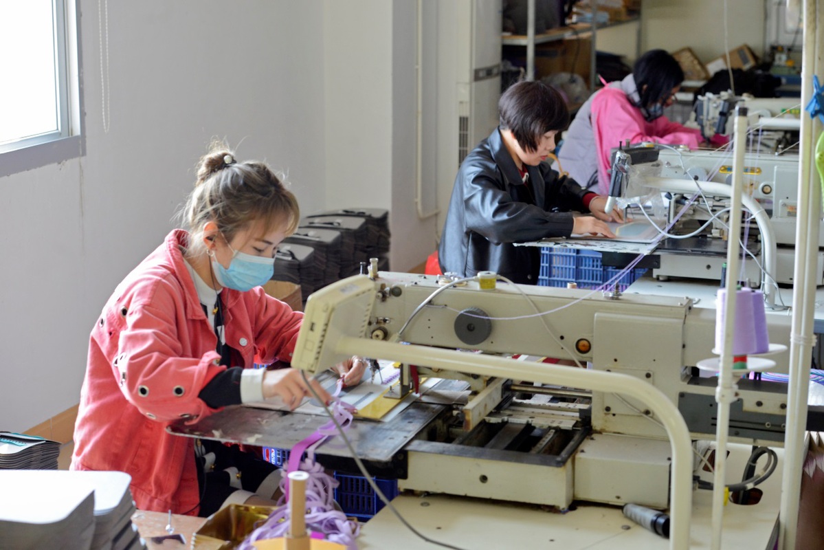 3月8日,在福建省泉州市泉港区后龙镇后墘村一家包袋厂电脑车间,几名