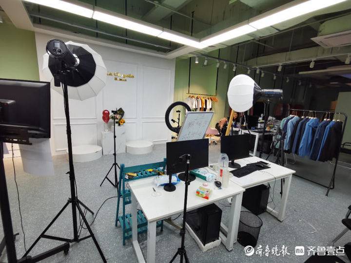 杭州九堡一个典型的带货直播间.