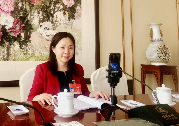 全国人大代表黎霞：建议开发未成年人专用手机