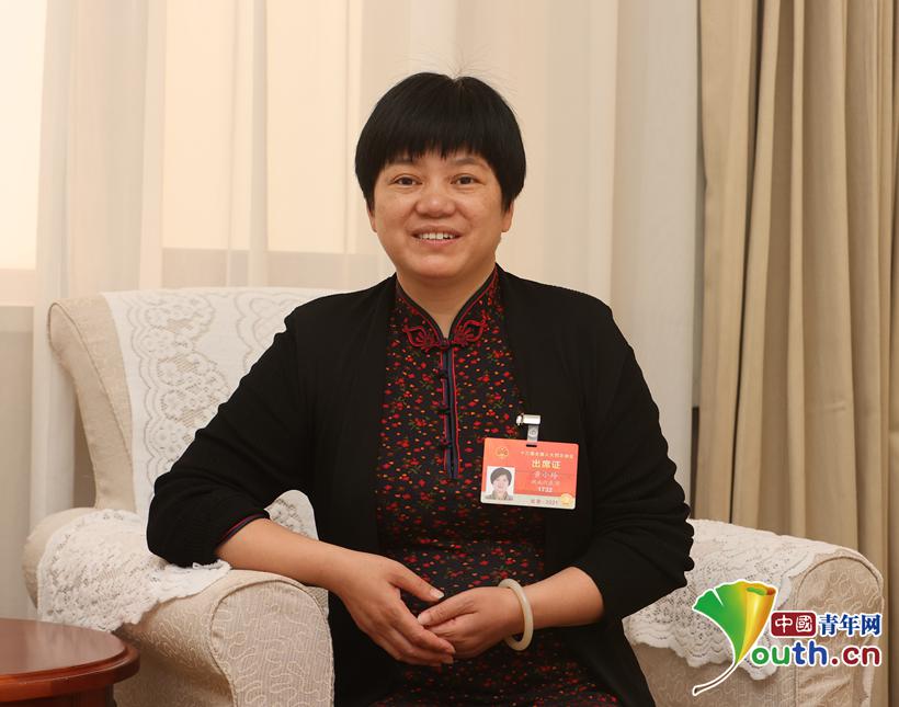 黄小玲代表建议实施四个一工程助力陶瓷文化与产业发展