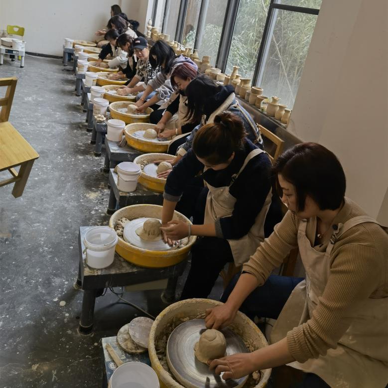 活动中,陶艺师带领大家认识了陶艺制作的基本工具,使用方法,讲解了
