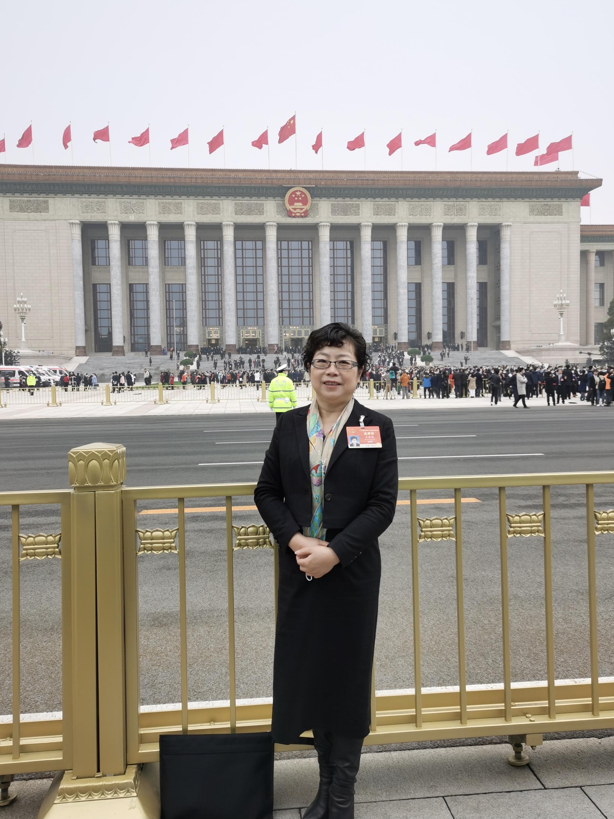 全国人大代表,四川省青神县青神中学副校长王晓梅(资料图)