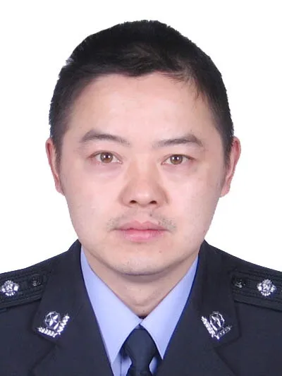 张立科鹤峰县公安局交警大队大队长联系电话:18372593450服务承诺:严