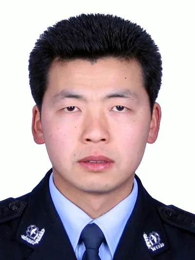 陈大勇咸丰县公安局交警大队大队长联系电话:18372592885服务承诺